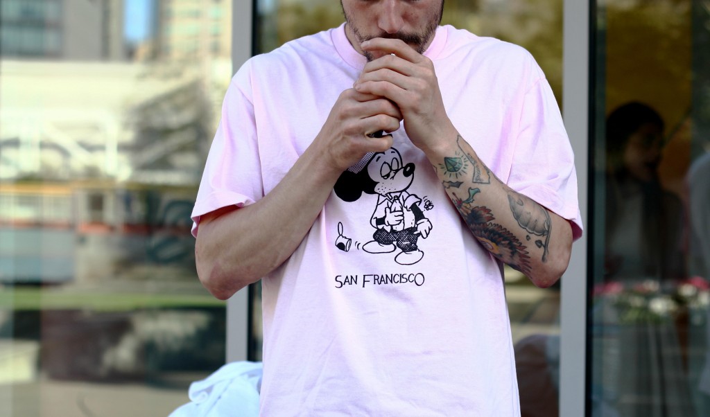 roger seein the sights tee pink